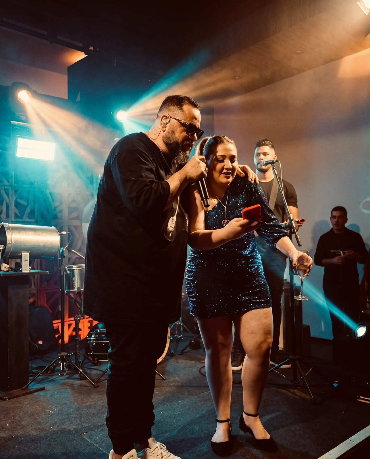 Cantor do Tudo D!ferente com convidada em festa de aniversário