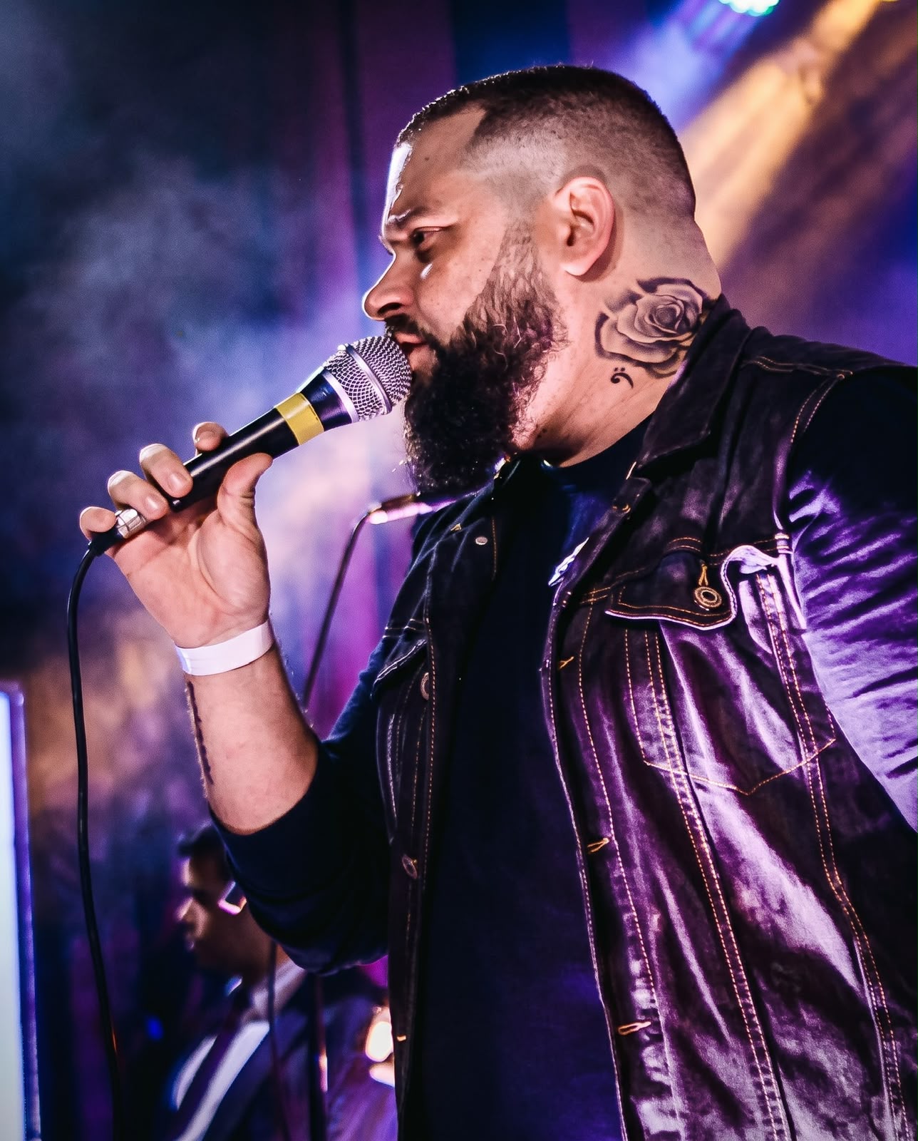 Cantor do Tudo D!ferente ao vivo sob luzes roxas